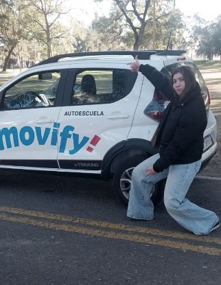Alumna junto al auto de Movify
