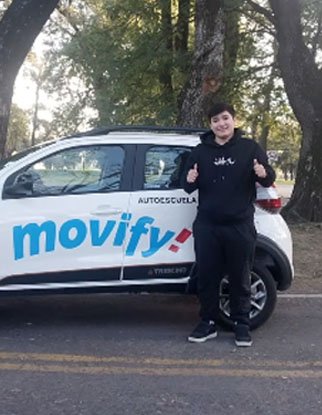 Alumno junto al auto de Movify