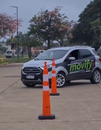 Alumna junto al auto de Movify