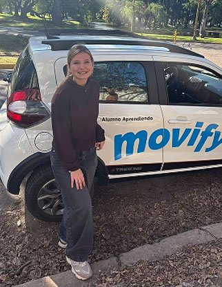 Alumna junto al auto de Movify